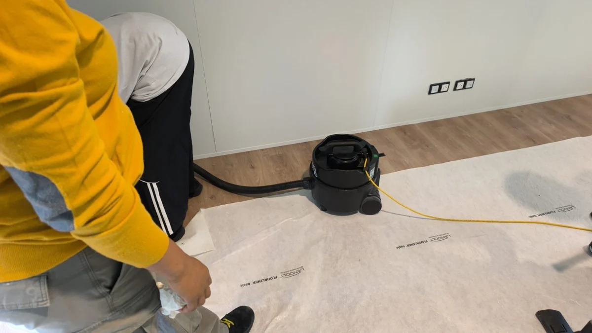 Intervenant équipé d’un aspirateur pour le nettoyage d’un espace après travaux